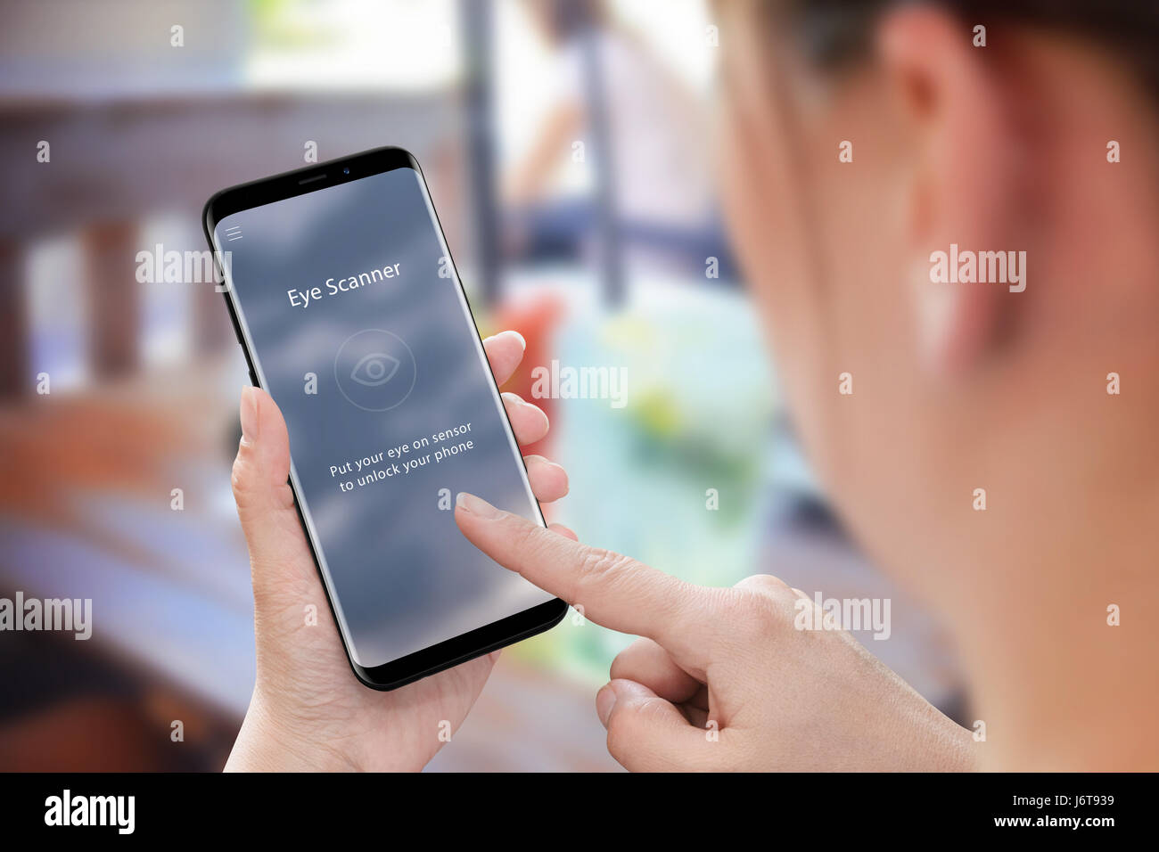 Biometric Security con occhio scanner app sul telefono cellulare. Mobile  moderna donna in mano Foto stock - Alamy