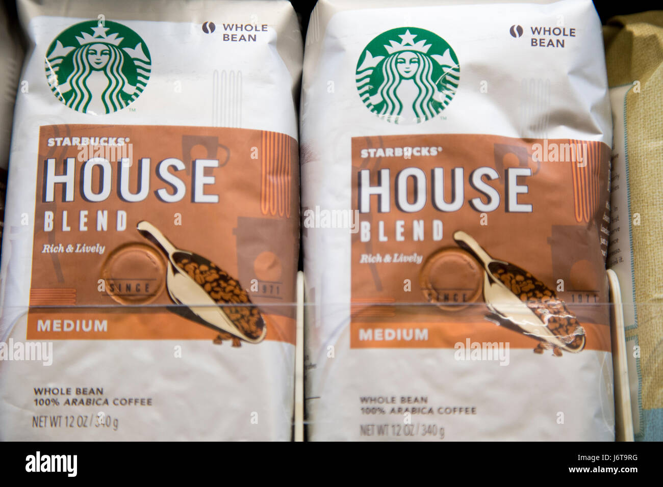 Sacchetti di marchio Starbucks House Blend caffè macinato per espresso sullo scaffale di un negozio di alimentari Foto Stock
