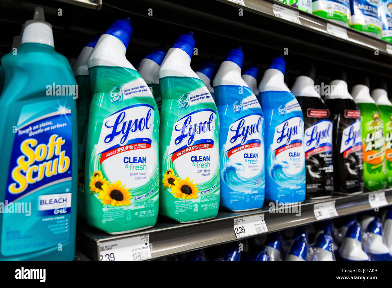 Una fila di marca tazza igienica pulitori su un fruttivendolo ripiano. Foto Stock