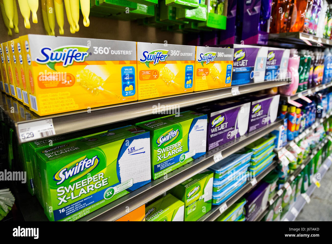 Pulite con lo Swiffer marca di prodotti di pulizia per la vendita in un negozio di alimentari Foto Stock