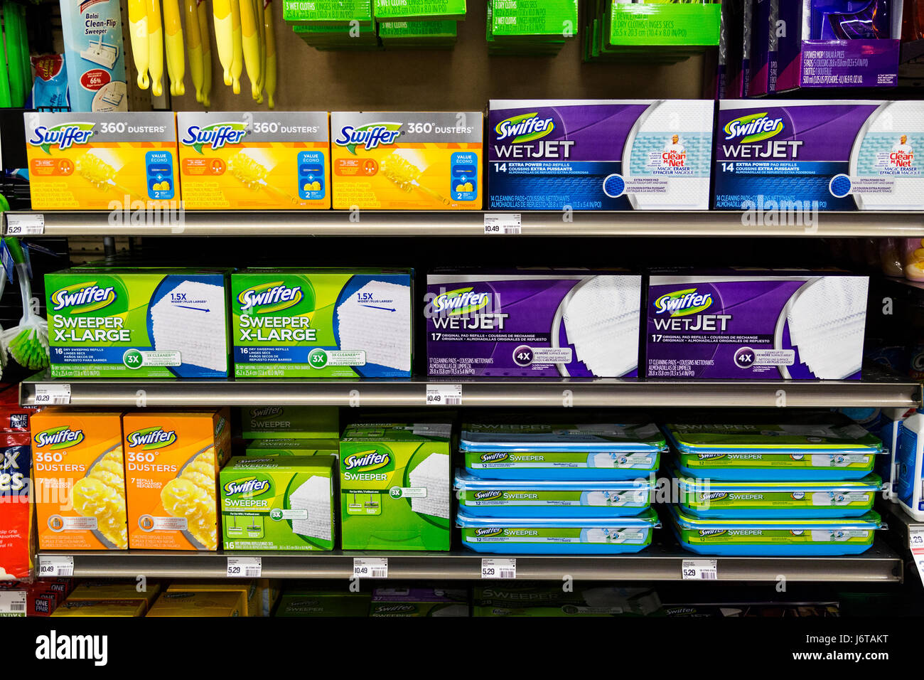 Pulite con lo Swiffer marca di prodotti di pulizia per la vendita in un negozio di alimentari Foto Stock