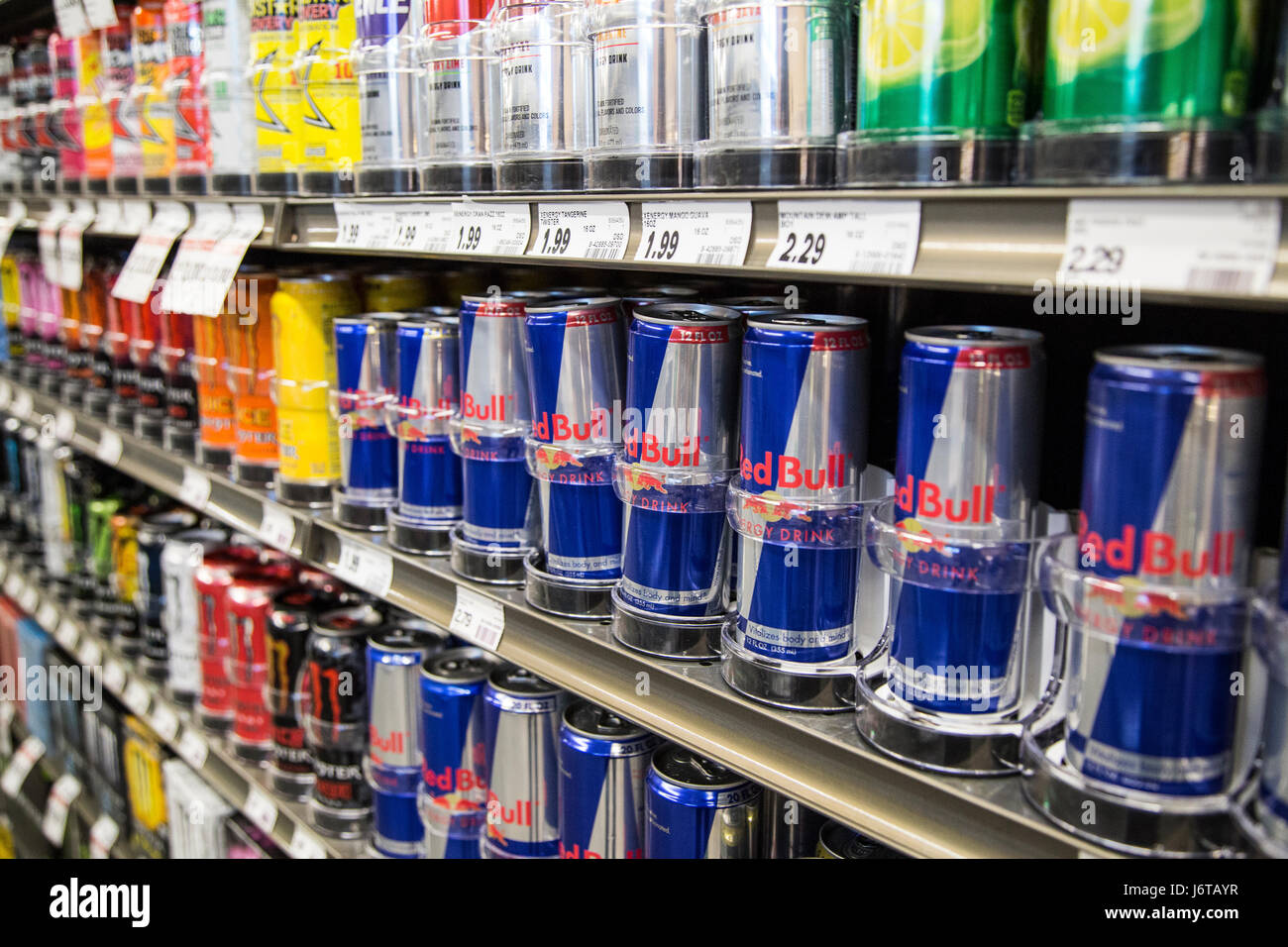 Le lattine di Red Bull energy drink sugli scaffali di un negozio di  alimentari Foto stock - Alamy