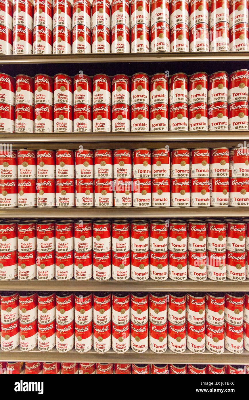 Un display di Cambells minestra di pomodoro lattine in esposizione su scaffali presso un negozio di alimentari Foto Stock