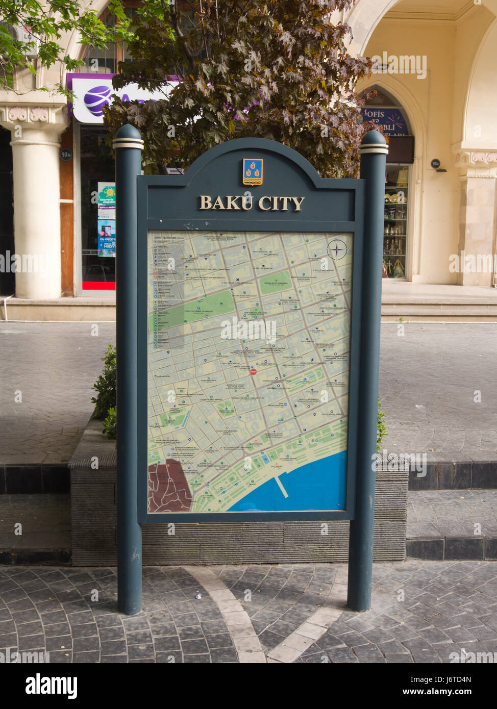All'esterno grande poster mappa di Baku old town, Icheri sheher, area nella parte interna della città circondata da mura di fortificazione, Patrimonio Mondiale dell Unesco Foto Stock