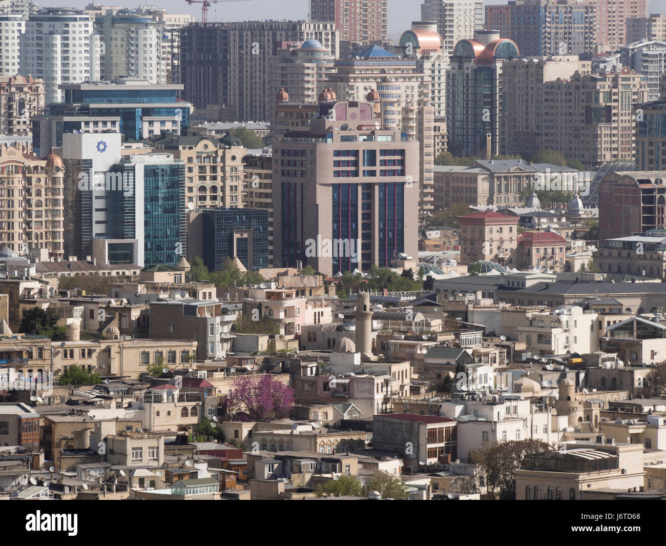 Baku, capitale dell'Azerbaigian, sulle rive del Mar Caspio, la vista della città interna highrises e la città vecchia, dal parco Dagustu Foto Stock