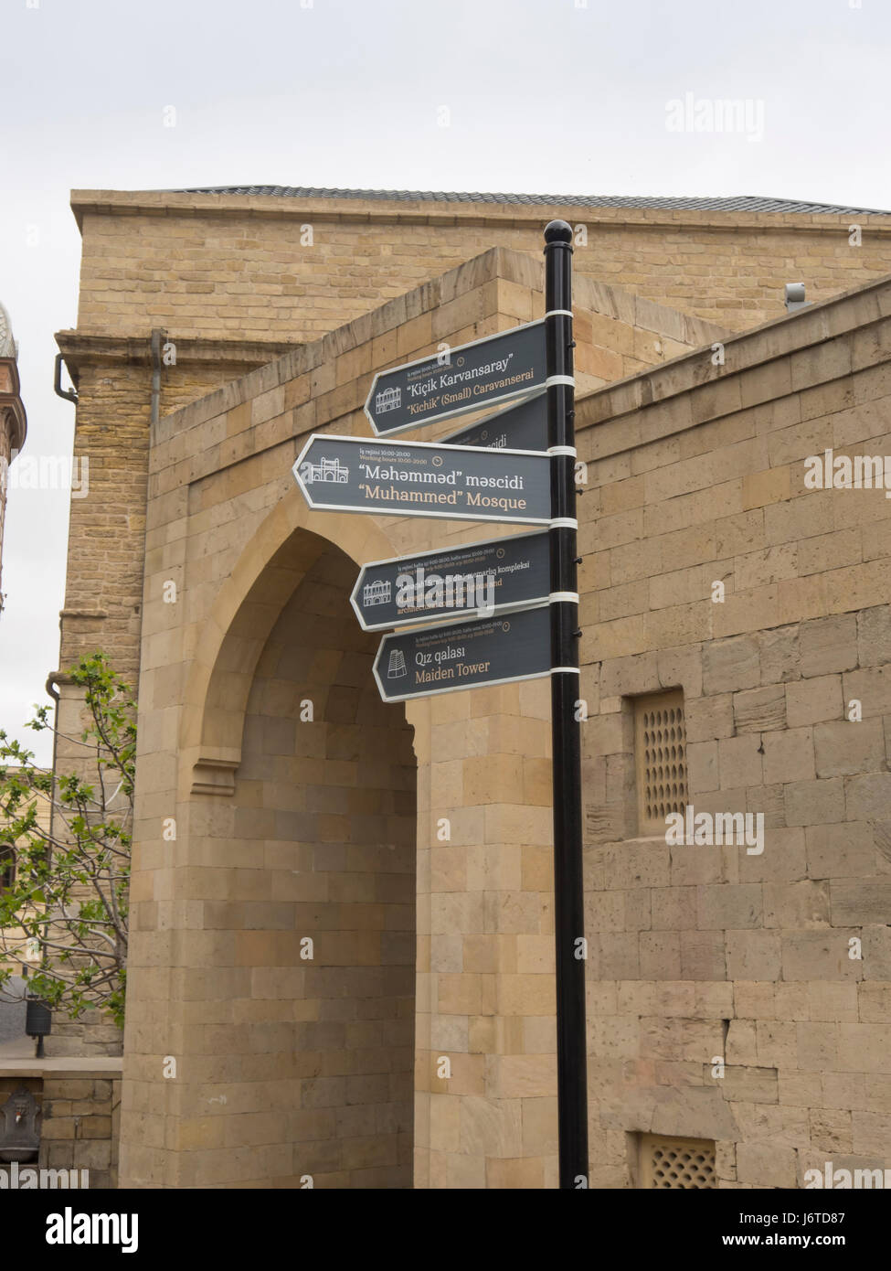 Baku old town, Icheri sheher, area nella parte interna della città circondata da mura di fortificazione, sito Patrimonio Mondiale dell'Unesco, le direzioni di segni, gate e pareti Foto Stock