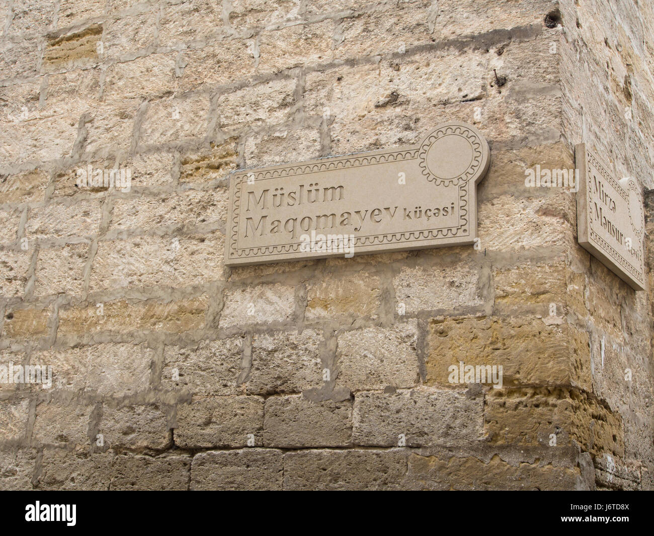 Baku old town, Icheri sheher, area nella parte interna della città circondata da mura di fortificazione, sito Patrimonio Mondiale dell'Unesco, dettagli di edifici e strade Foto Stock