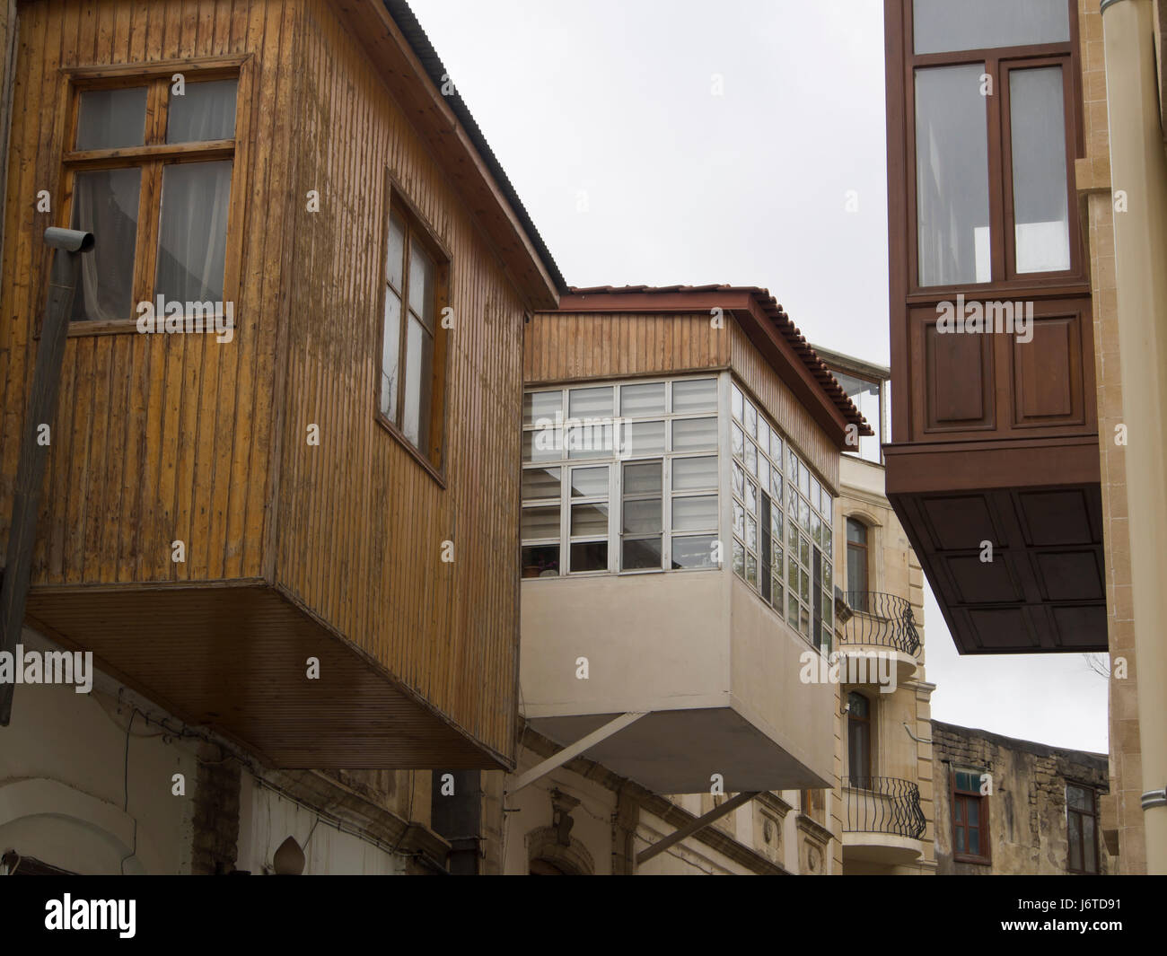 Baku old town, Icheri sheher, area nella parte interna della città circondata da mura di fortificazione, sito Patrimonio Mondiale dell'Unesco, dettagli di edifici e strade Foto Stock