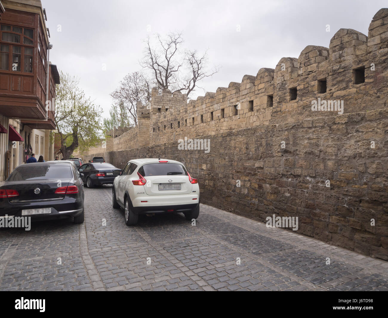 Baku old town, Icheri sheher, interna della città circondata da mura di fortificazione, sito Patrimonio Mondiale dell'Unesco, il traffico e le case in strade strette Foto Stock