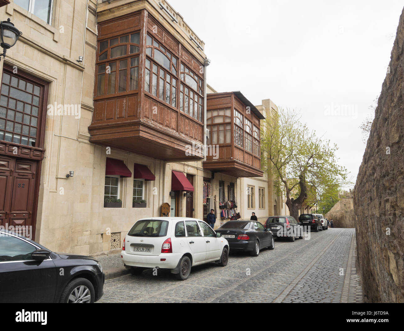 Baku old town, Icheri sheher, interna della città circondata da mura di fortificazione, sito Patrimonio Mondiale dell'Unesco, il traffico e le case in strade strette Foto Stock