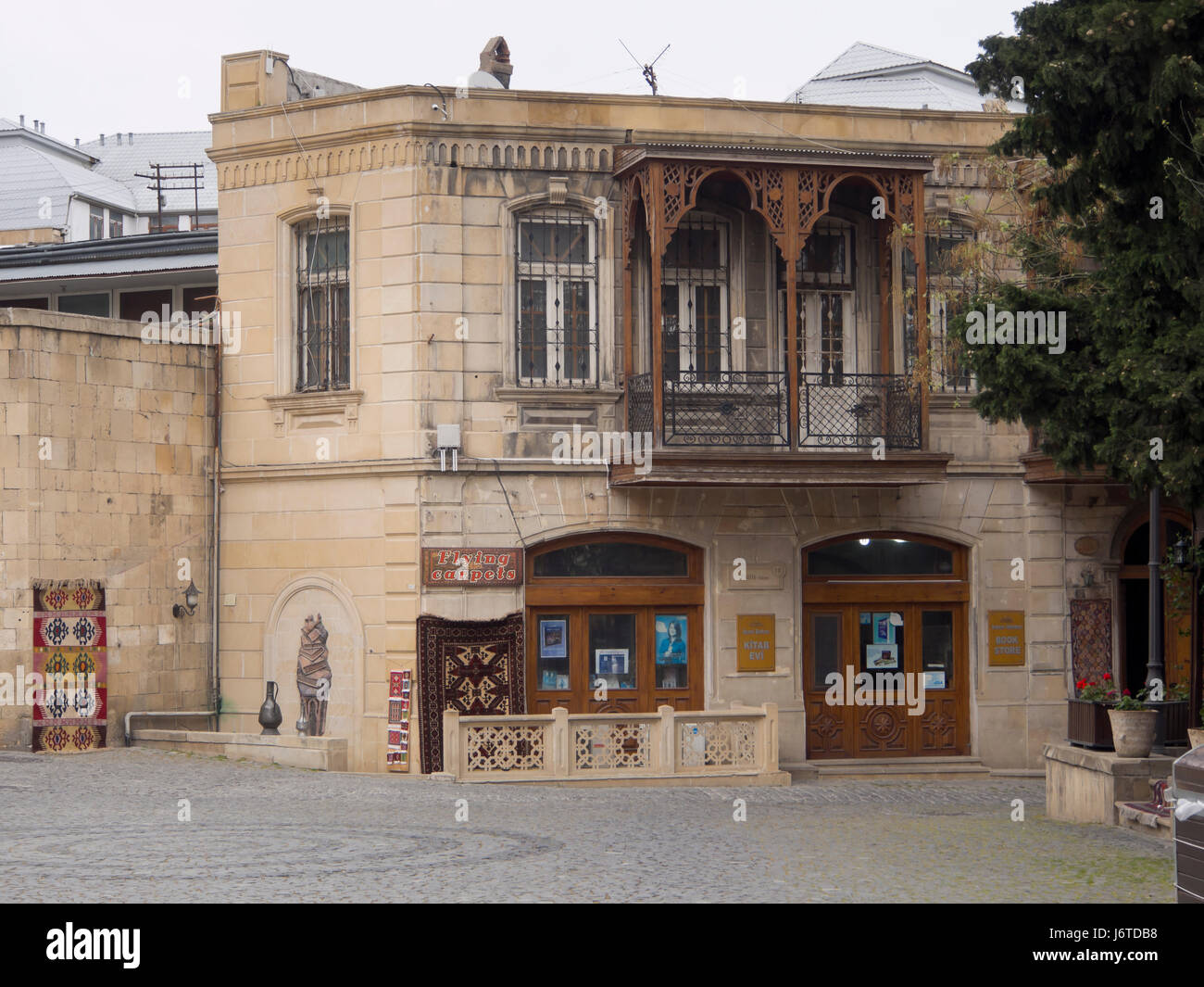 Agente di viaggio a Baku old town, Icheri sheher, area nella parte interna della città circondata da mura di fortificazione, Patrimonio Mondiale dell Unesco Foto Stock