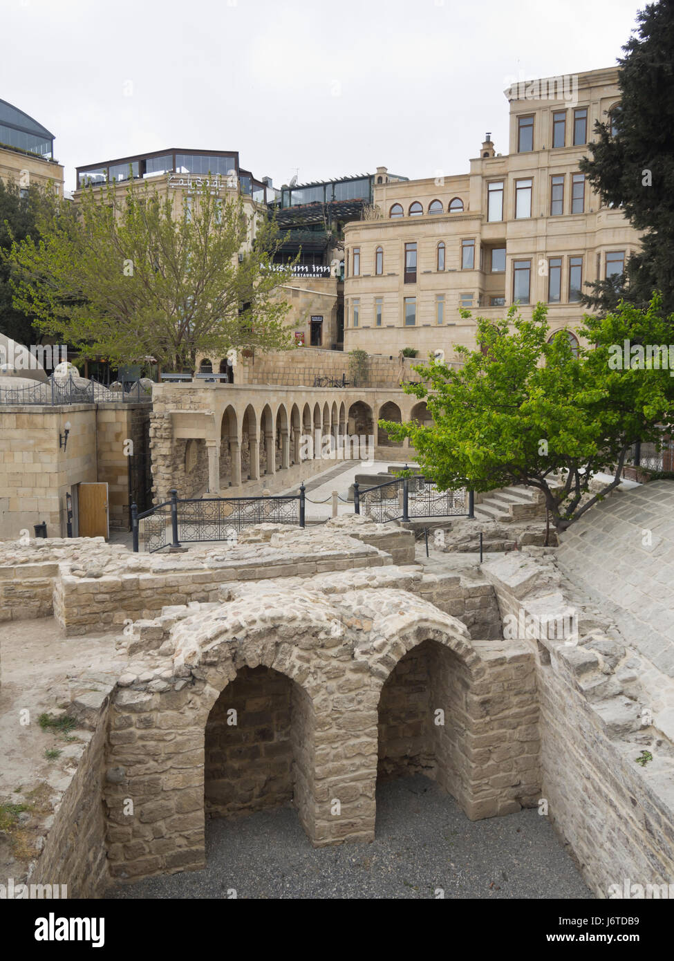 Baku old town, Icheri sheher, interna della città circondata da mura di fortificazione, sito Patrimonio Mondiale dell'Unesco, passaggio pedonale attraverso la vecchia rimane Foto Stock