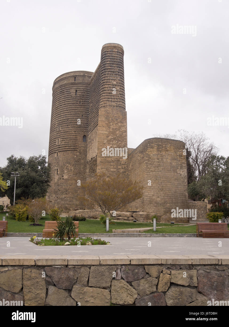 La fanciulla torre a Baku old town, Icheri sheher, area nella parte interna della città circondata da mura di fortificazione, un sito Patrimonio Mondiale dell'Unesco Foto Stock