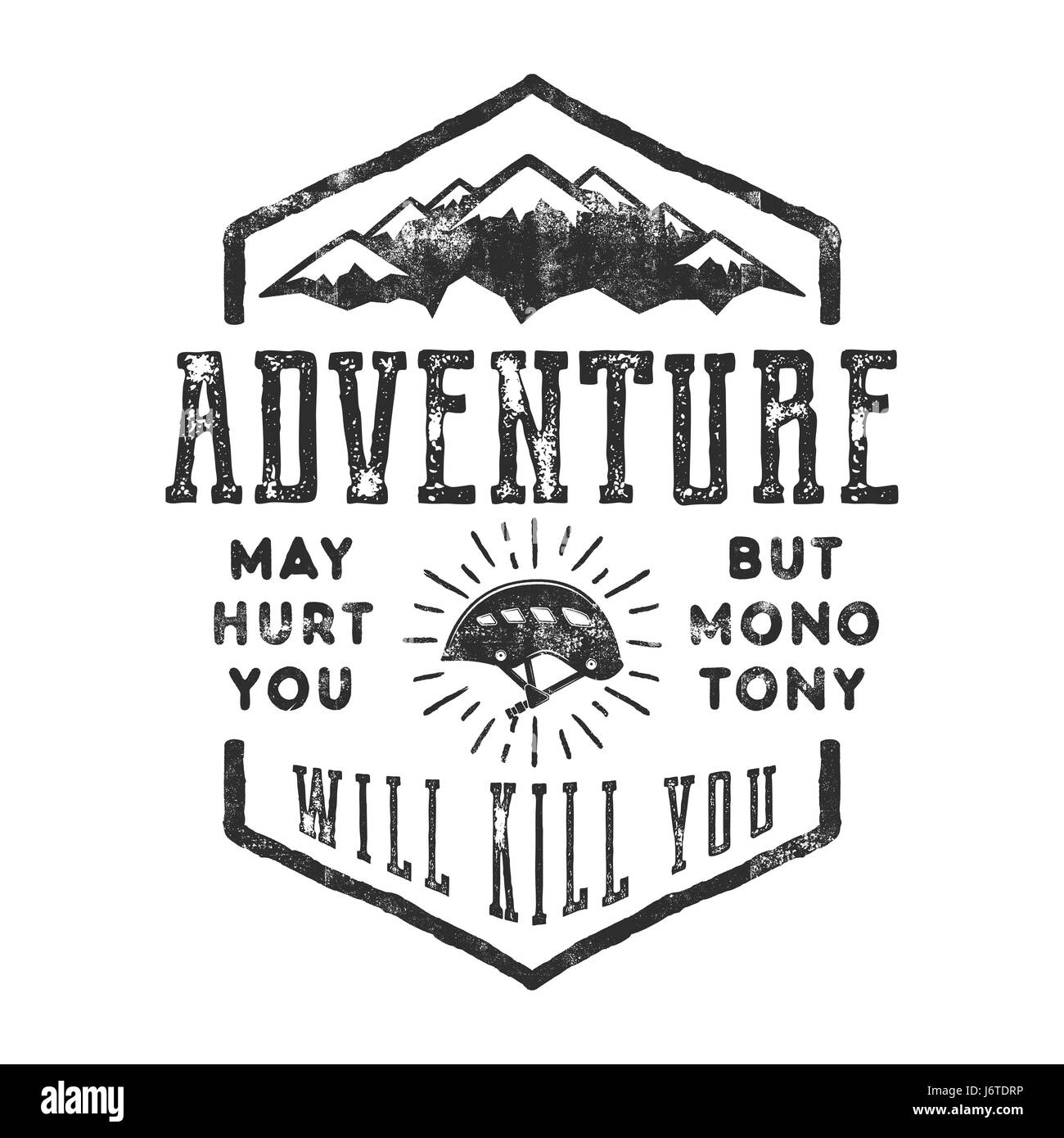 Vintage disegnati a mano mountain explorer etichetta. Vecchio stile di ispirazione preventivo - Avventura può farti male. ma la monotonia ti ucciderà . Design monocromatico. Con l'ingranaggio di arrampicata - casco e sun burst. Vettore Illustrazione Vettoriale