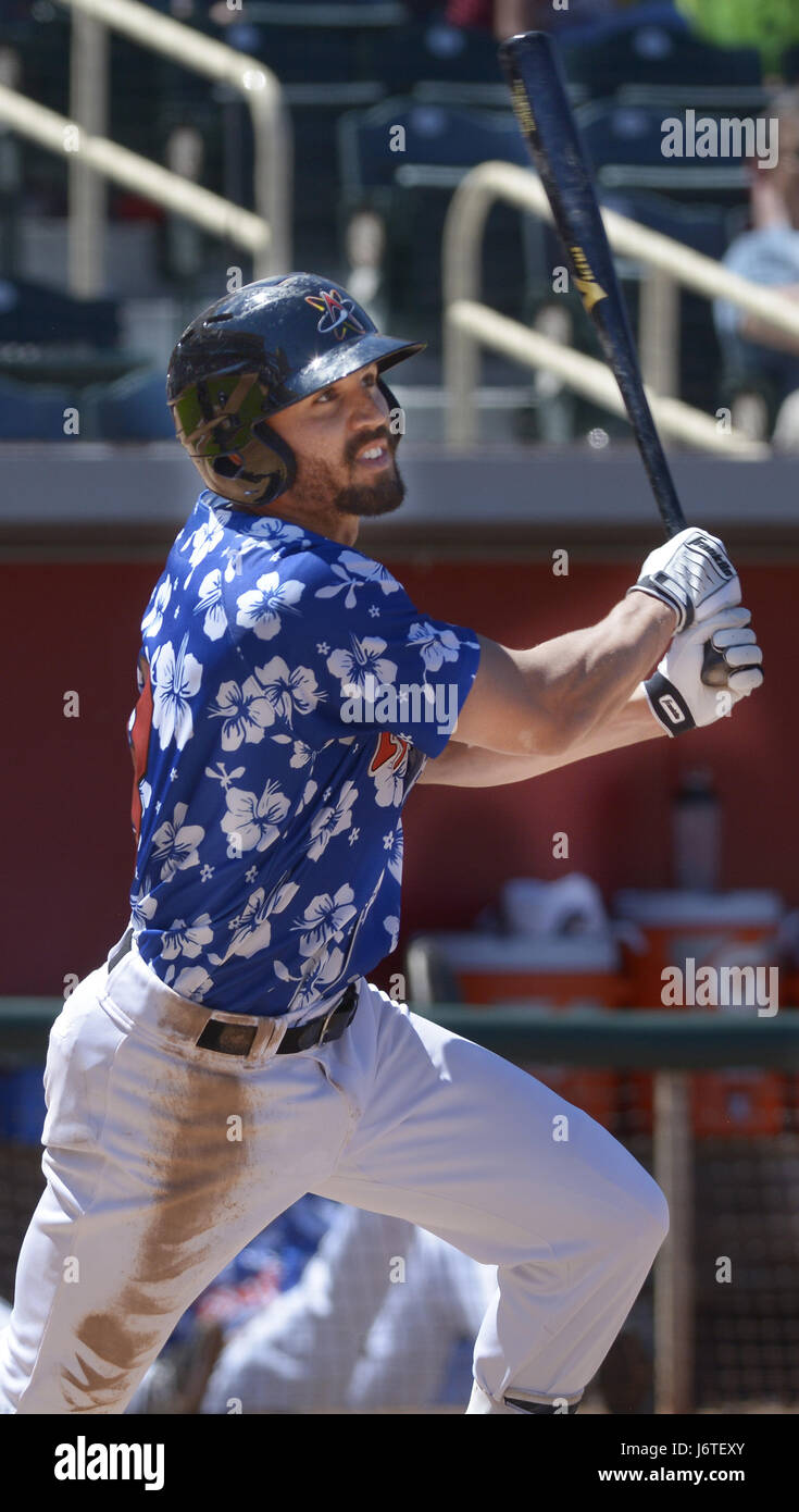 Stati Uniti d'America. 21 Maggio, 2017. Sport -- Gli isotopi Derrik Gibson suo una tripla nella quinta inning della partita contro Colorado Springs nel Parco di isotopi di Domenica, 21 maggio 2017. Credito: Greg assorbitore/Albuquerque ufficiale/ZUMA filo/Alamy Live News Foto Stock