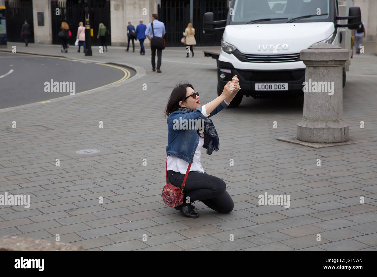 Londra, Regno Unito. 22 Maggio, 2017. Una signora prende le foto nonostante la torbida inizia a Londra prima del previsto tempo caldo di questa settimana come le temperature nel sud sono impostati per volare a 27C Credito: Keith Larby/Alamy Live News Foto Stock