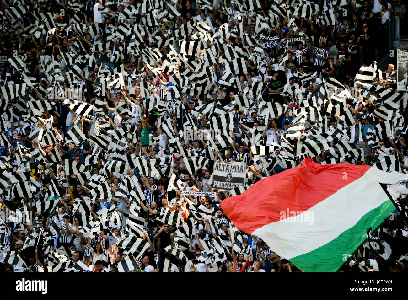 Tifosi bianconeri, 21 maggio 2017 - Calcio : Italiano 'Serie A' match tra Juventus FC 3-0 Crotone a Juventus Stadium di Torino, Italia. (Foto di Maurizio Borsari/AFLO) Foto Stock