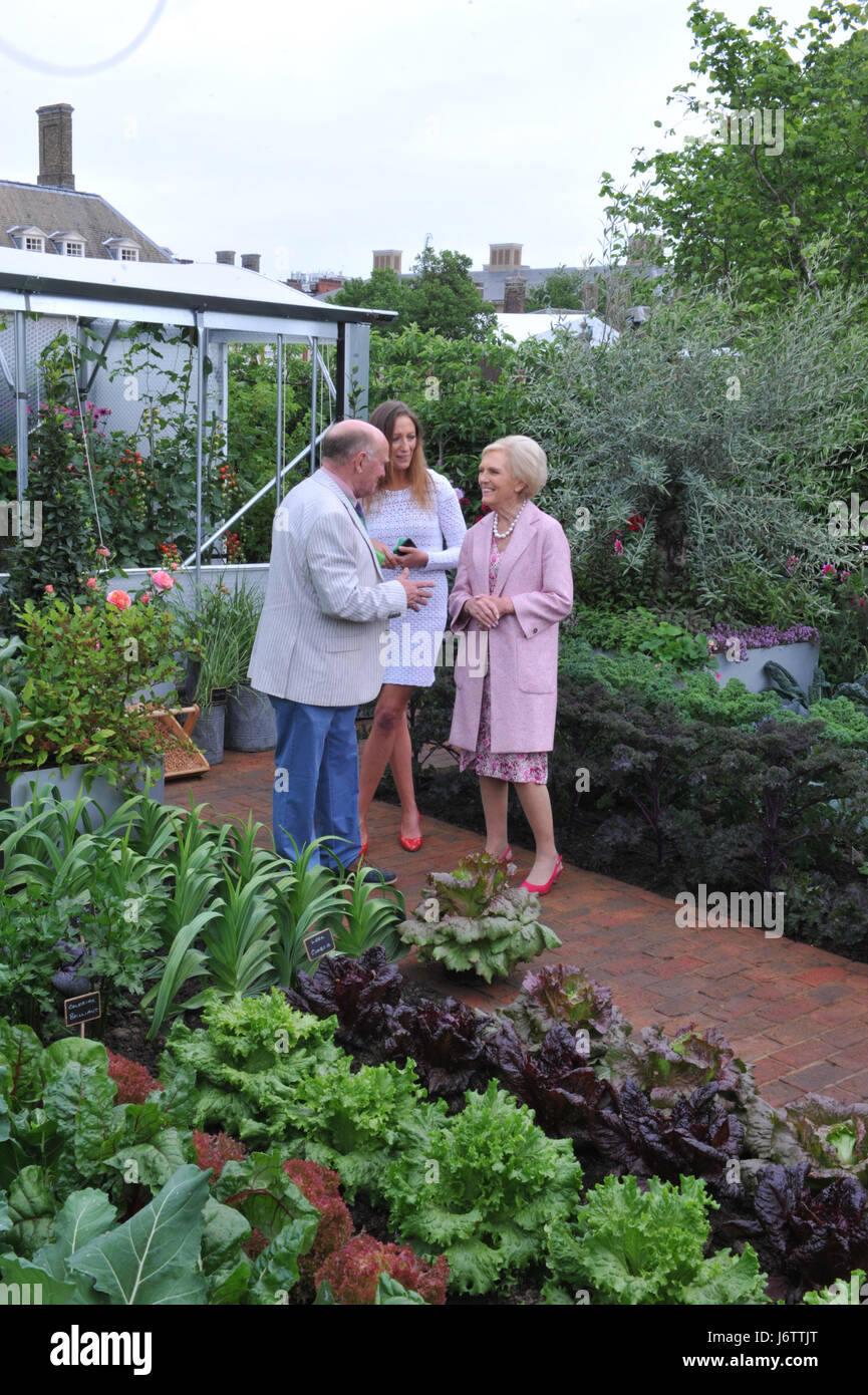 Londra, Regno Unito. 22 Maggio, 2017. Maria Berry nel giardino che ha contribuito a creare il Chris Evans Giardino del Gusto (progettata da Jon Wheatley), uno dei più belli ed eleganti giardini mostra sul display a 2017 RHS Chelsea Flower Show che si è aperto oggi in 11 acri di giardini del Royal Hospital Chelsea, Londra, Regno Unito. Tenuto dal 1913, i cinque giorni della manifestazione è il più prestigioso e fiore giardino mostra nel Regno Unito e forse nel mondo e che attira circa 165.000 visitatori ogni anno. I biglietti per questo anno la mostra sold out quasi due settimane prima dell'apertura. Credito: Michael Preston/ Foto Stock