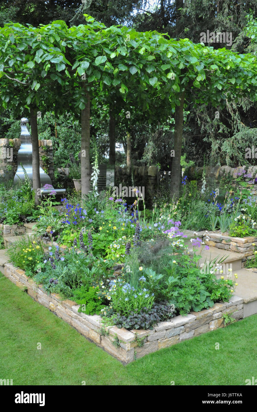 Londra, Regno Unito. 22 Maggio, 2017. La poesia per gli amanti del giardino (progettata da Fiona Cadwallader), uno dei nove belle ed eleganti giardini artigianale sul display a 2017 RHS Chelsea Flower Show che si è aperto oggi, Londra, Regno Unito. Giardini artigianale rivitalizzare disegni tradizionali, materiali e metodi con nuovi approcci in materia di artigianato e artigianato. In rappresentanza di alcune delle più fantasiose e ispirare i disegni, questi giardini più piccoli mettere un tocco moderno in stile rustico senza tempo di idee. Credito: Michael Preston/Alamy Live News Foto Stock