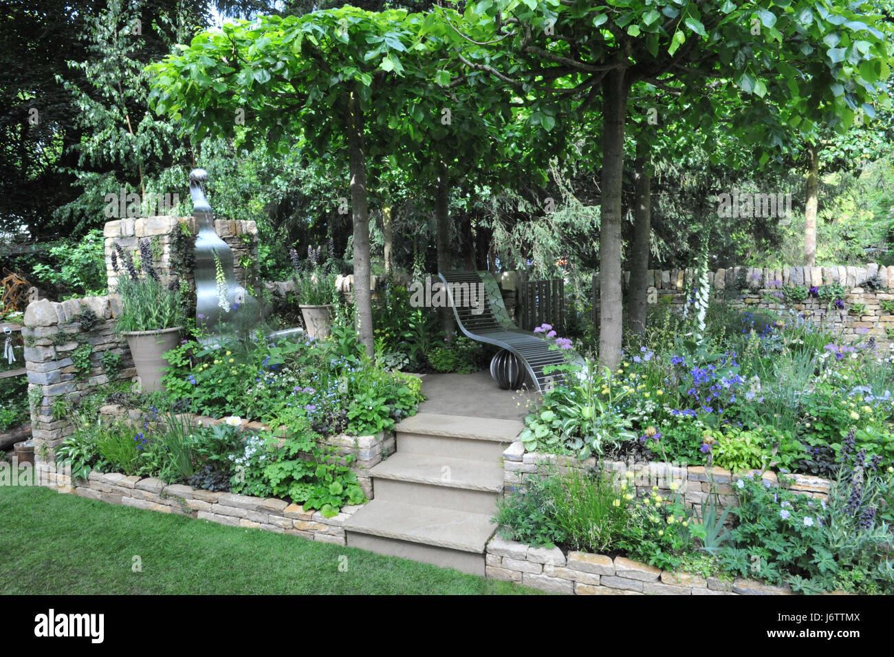 Londra, Regno Unito. 22 Maggio, 2017. La poesia per gli amanti del giardino (progettata da Fiona Cadwallader), uno dei nove belle ed eleganti giardini artigianale sul display a 2017 RHS Chelsea Flower Show che si è aperto oggi, Londra, Regno Unito. Giardini artigianale rivitalizzare disegni tradizionali, materiali e metodi con nuovi approcci in materia di artigianato e artigianato. In rappresentanza di alcune delle più fantasiose e ispirare i disegni, questi giardini più piccoli mettere un tocco moderno in stile rustico senza tempo di idee. Credito: Michael Preston/Alamy Live News Foto Stock