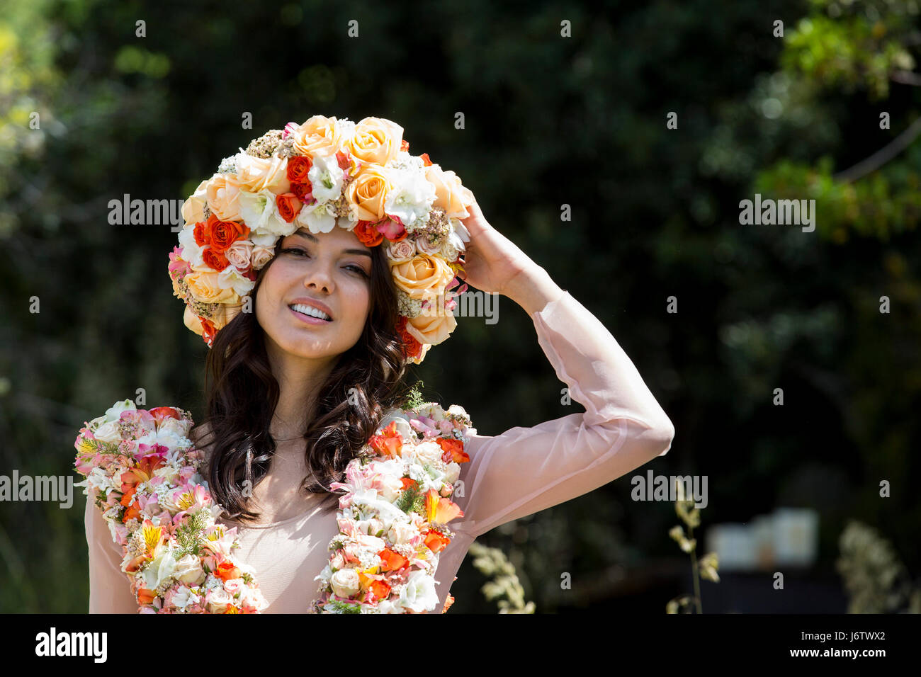 Londra, Regno Unito. 22 maggio 2017. Un modello di vestito di fiori da Larry Walshe disegni floreali gode del fabuloup meteo in M&G mostrano giardino. Premere il tasto giorno al 2017 RHS Chelsea Flower Show che si apre al pubblico domani. Foto: immagini vibranti/Alamy Live News Foto Stock