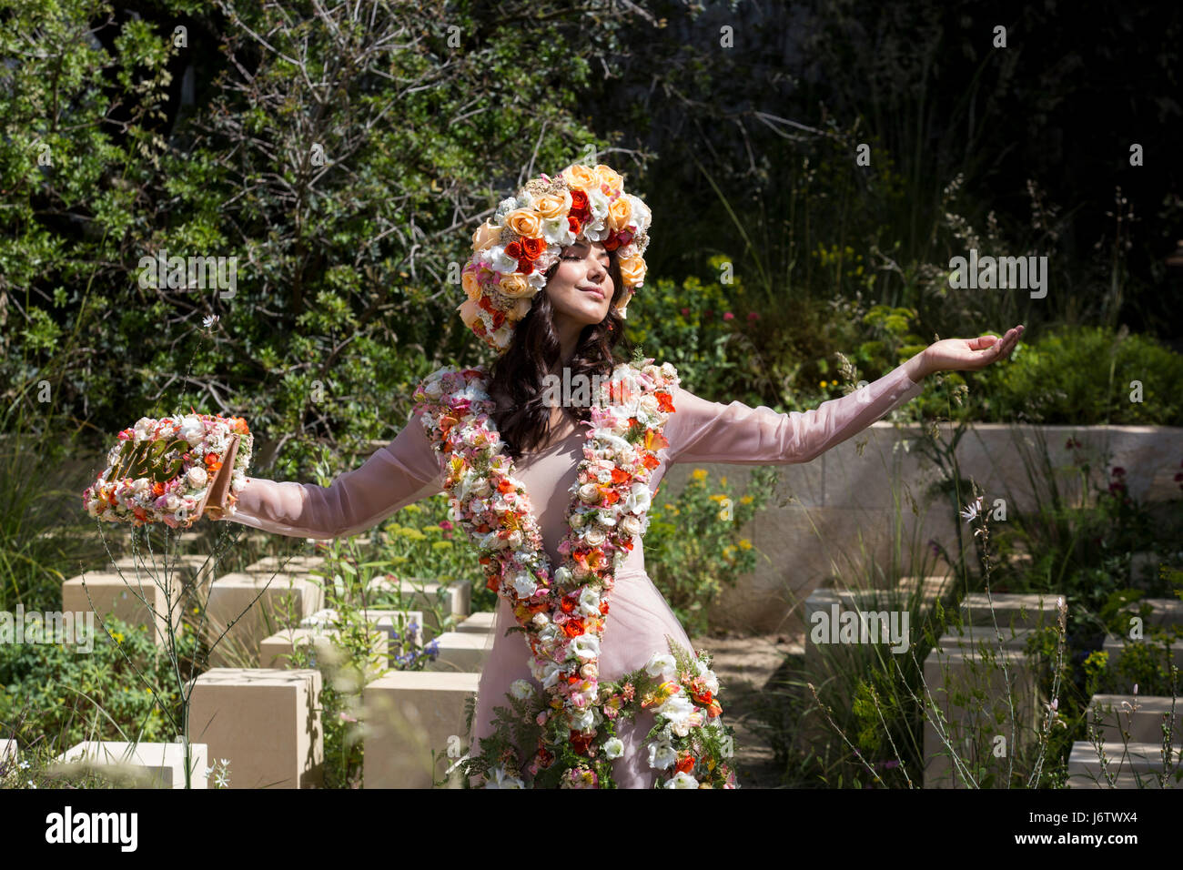 Londra, Regno Unito. 22 maggio 2017. Un modello di vestito di fiori da Larry Walshe disegni floreali gode del fabuloup meteo in M&G mostrano giardino. Premere il tasto giorno al 2017 RHS Chelsea Flower Show che si apre al pubblico domani. Foto: immagini vibranti/Alamy Live News Foto Stock