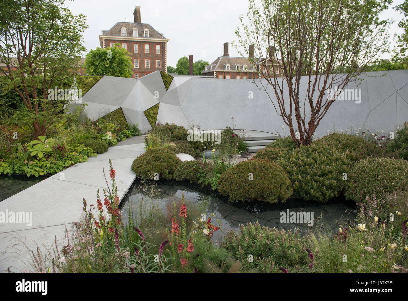 Il Royal Hospital Chelsea, Londra, Regno Unito. 22 Maggio, 2017. Il pinnacolo annuale del calendario orticola, RHS Chelsea Flower Show, giorno di anteprima con celebrità visita. Il Jeremy Vine Texture giardino, si sentono bene giardino categoria. Credito: Malcolm Park editoriale/Alamy Live News. Foto Stock