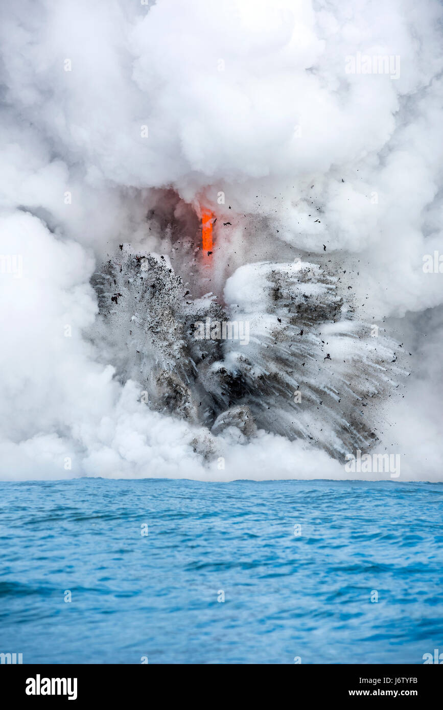 Un flusso di lava sulla Big Island delle Hawaii conosciute come la manichetta antincendio ne immette nell'atmosfera magma fuso dal vulcano Kilauea nell'oceano, causando esplosioni e forma Foto Stock