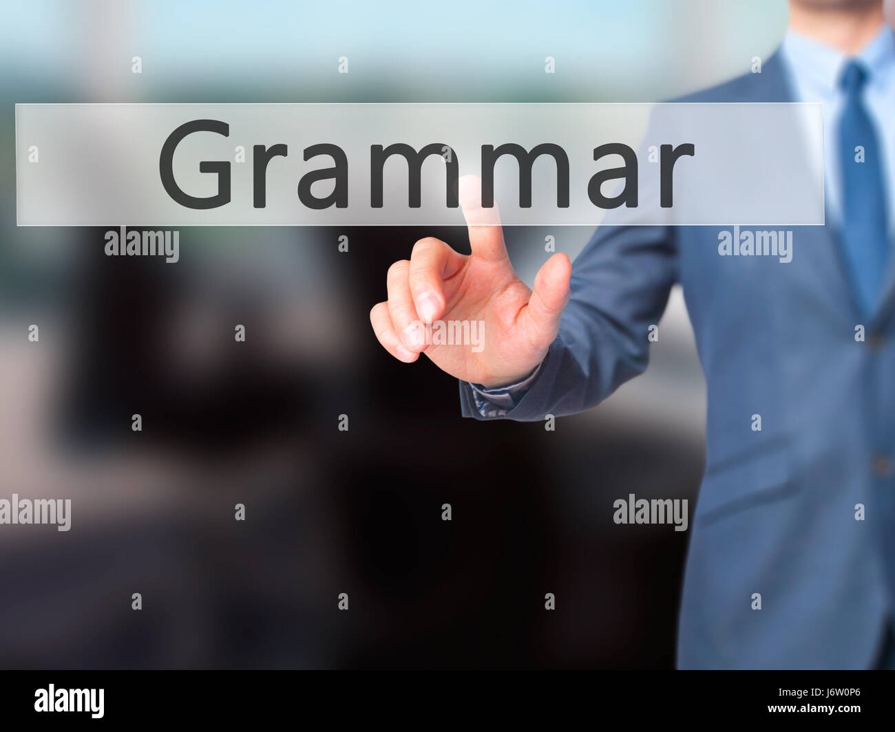 Grammatica - Imprenditore mano premendo il pulsante sul touch screen interfaccia. Business, tecnologia internet concetto. Stock Photo Foto Stock