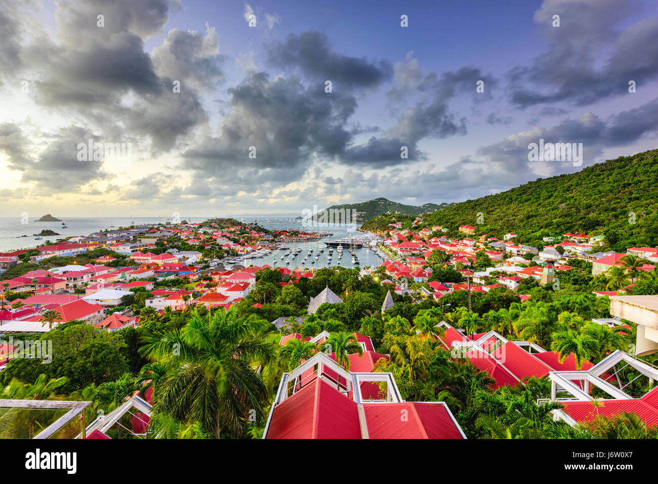 Saint Barthelemy skyline e il porto del Mar dei Caraibi. Foto Stock