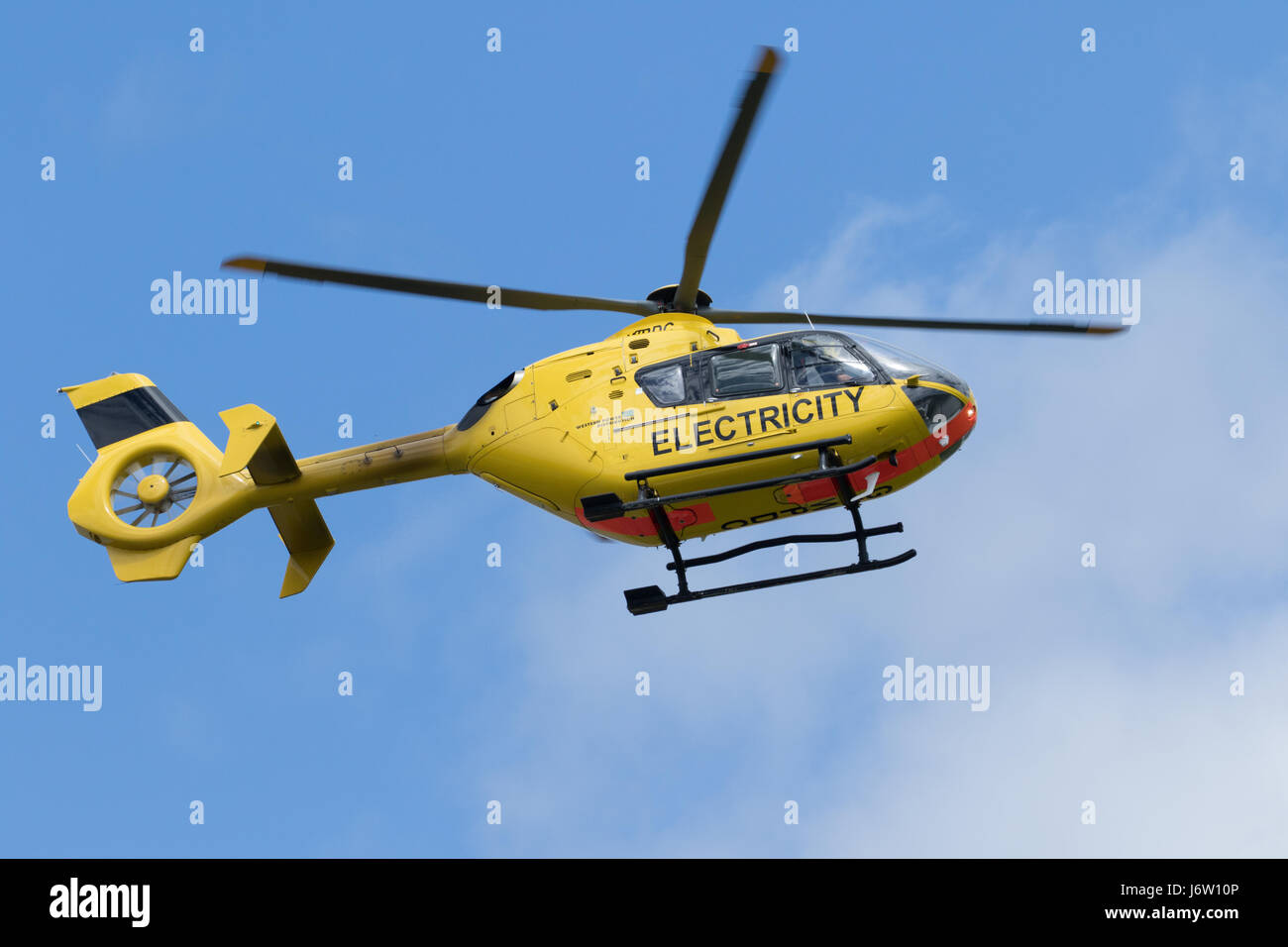 Società di elettricità elicottero conducendo indagini per area di overhead di cavi di alimentazione sulla Penisola di Gower, vicino a Swansea, Regno Unito, 13 luglio 2016. Foto Stock