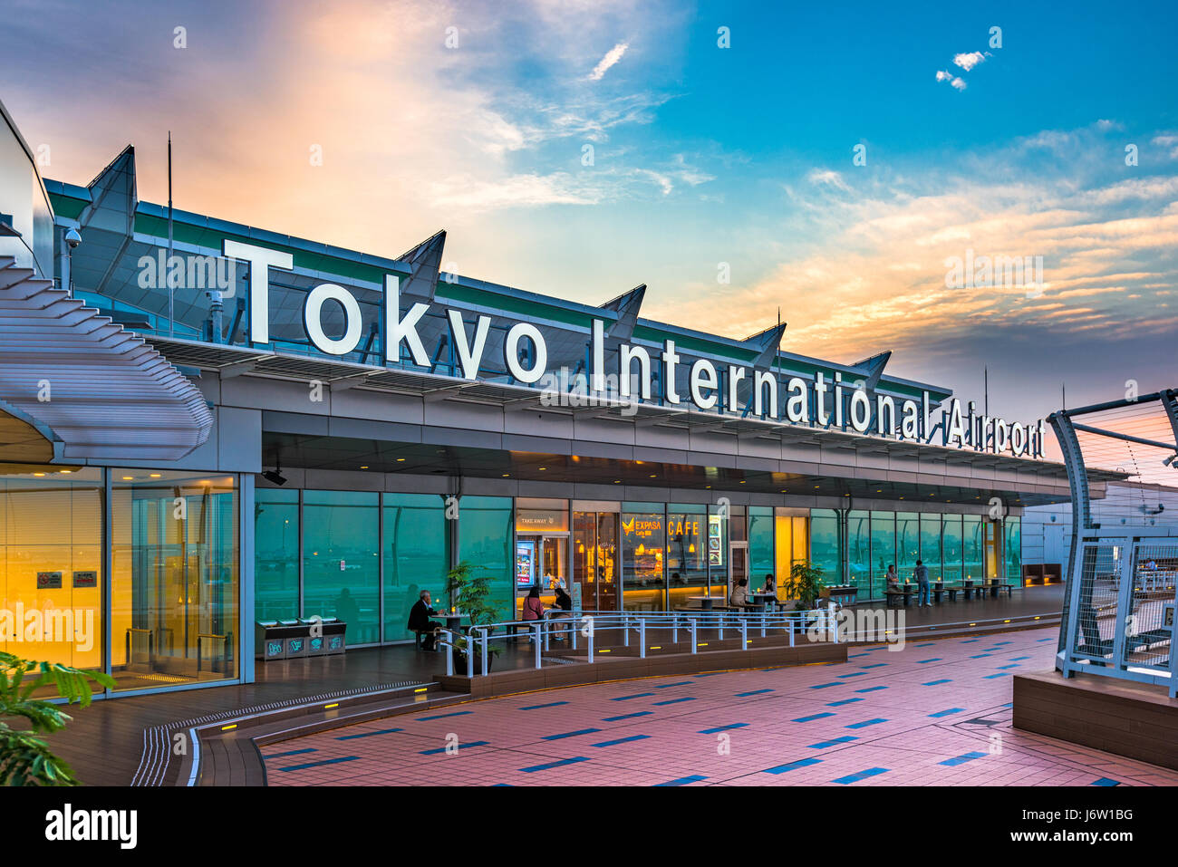 TOKYO, Giappone - 11 Maggio 2017: l'esterno del Tokyo International Airport, meglio noto come l'Aeroporto di Haneda. Di Haneda è stato il principale aeroporto internazionale Foto Stock
