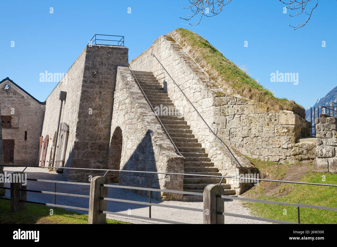 Alpi fortezza muro alto adige valle inn chateau castello torre acque il parco giardino Foto Stock