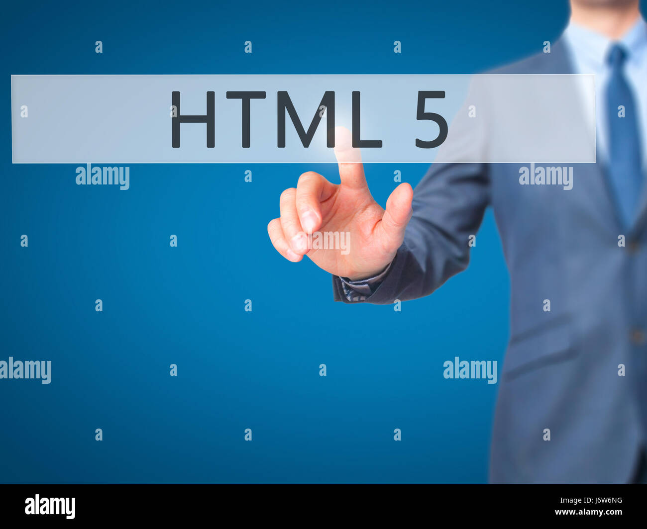 HTML 5 - Imprenditore mano premendo il pulsante sul touch screen interfaccia. Business, tecnologia internet concetto. Stock Photo Foto Stock