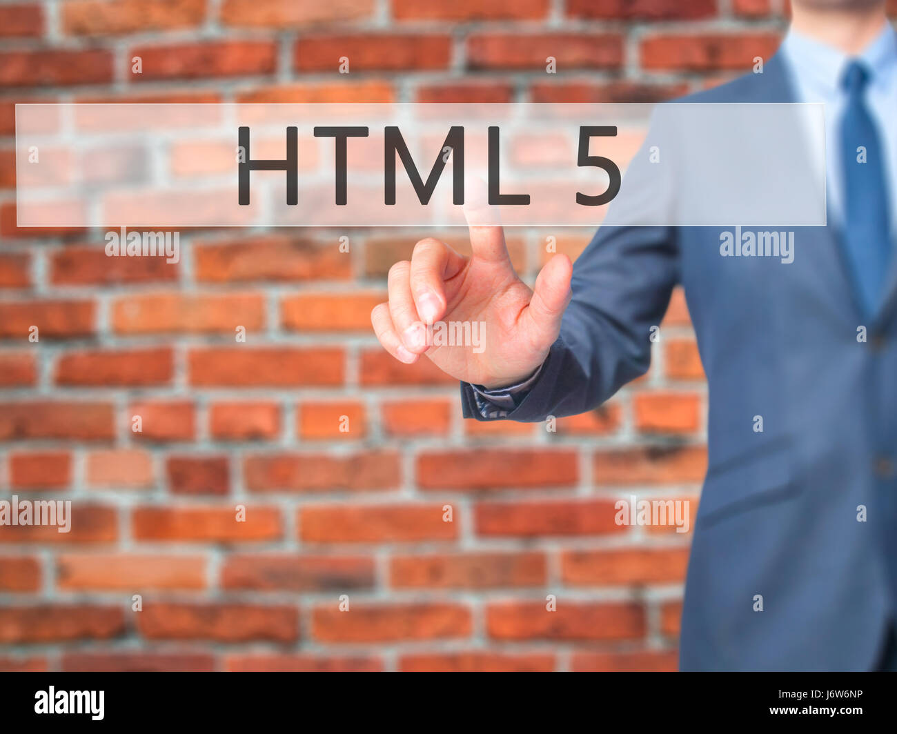 HTML 5 - Imprenditore mano premendo il pulsante sul touch screen interfaccia. Business, tecnologia internet concetto. Stock Photo Foto Stock