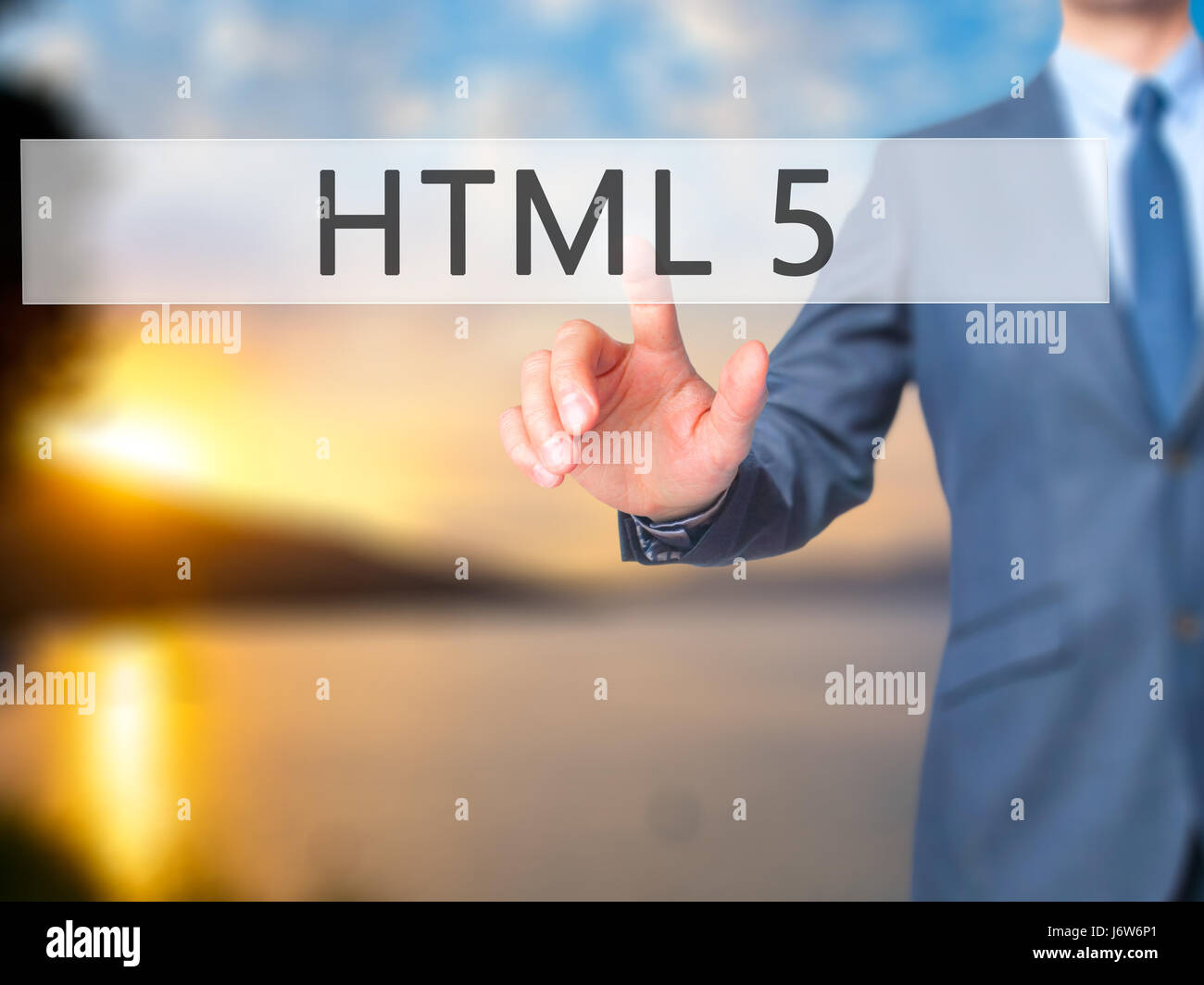 HTML 5 - Imprenditore mano premendo il pulsante sul touch screen interfaccia. Business, tecnologia internet concetto. Stock Photo Foto Stock