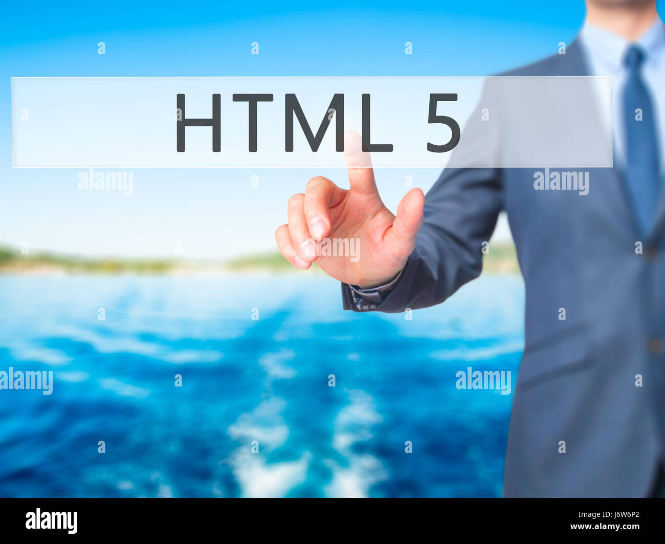 HTML 5 - Imprenditore mano premendo il pulsante sul touch screen interfaccia. Business, tecnologia internet concetto. Stock Photo Foto Stock