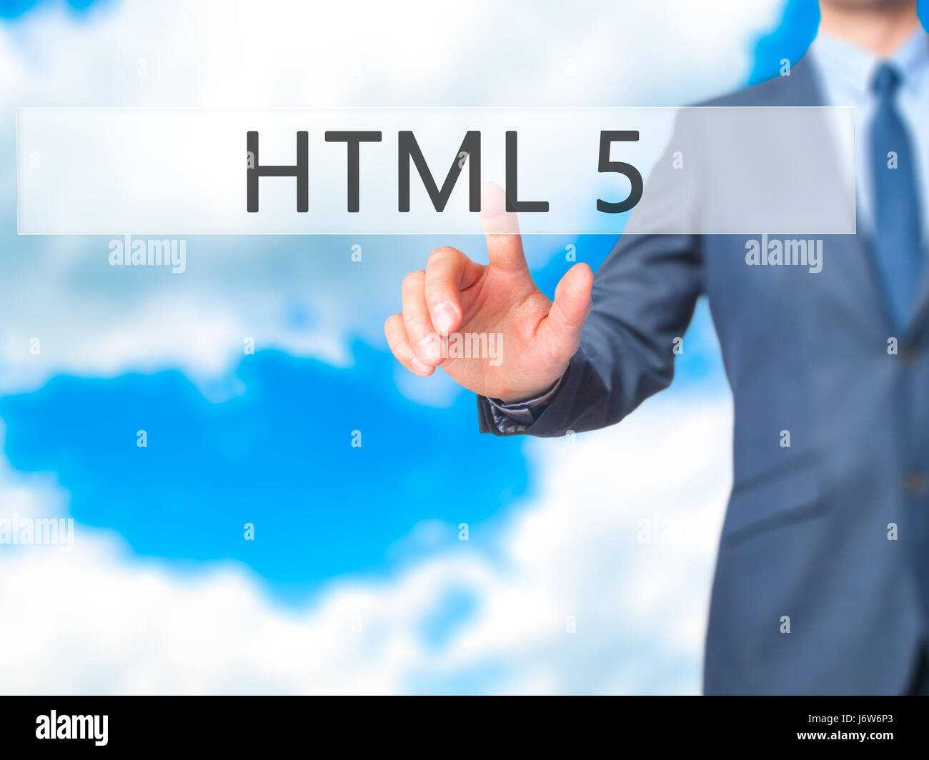 HTML 5 - Imprenditore mano premendo il pulsante sul touch screen interfaccia. Business, tecnologia internet concetto. Stock Photo Foto Stock