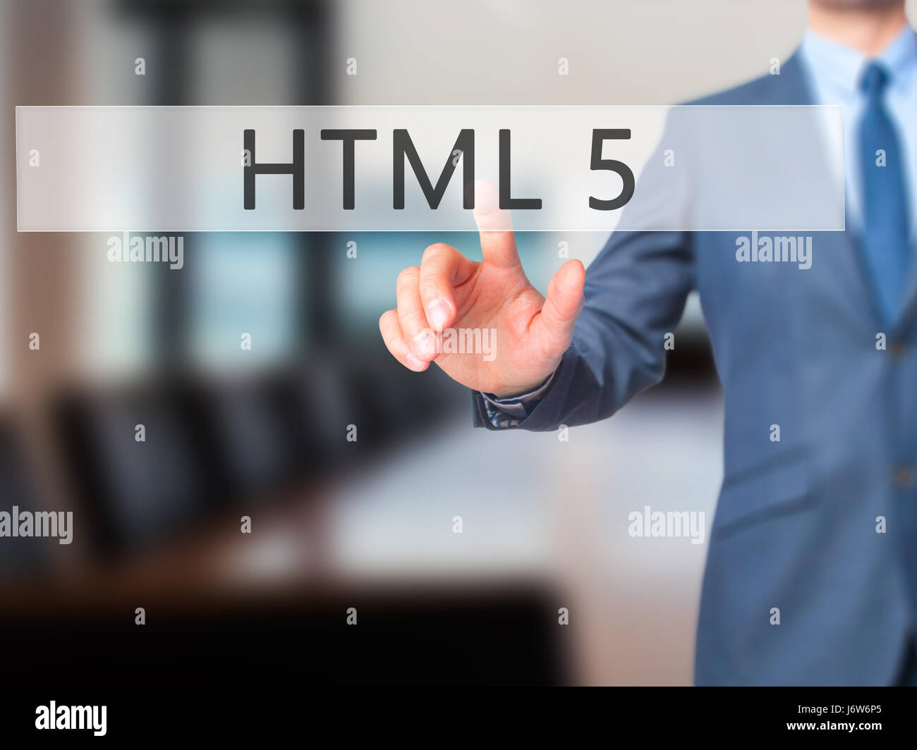 HTML 5 - Imprenditore mano premendo il pulsante sul touch screen interfaccia. Business, tecnologia internet concetto. Stock Photo Foto Stock