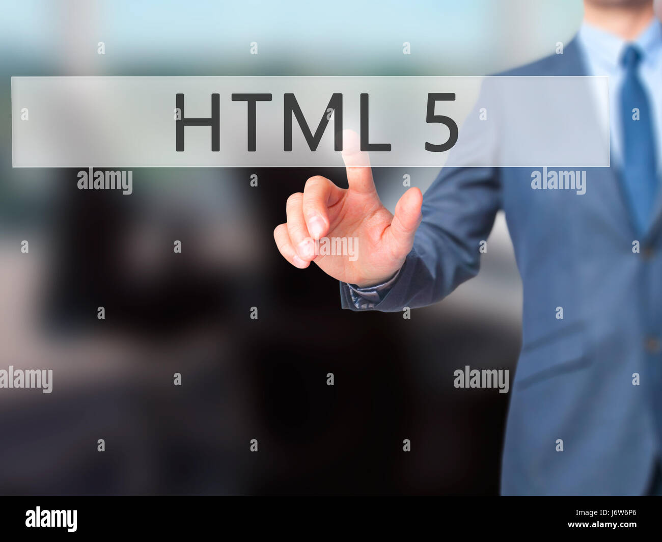 HTML 5 - Imprenditore mano premendo il pulsante sul touch screen interfaccia. Business, tecnologia internet concetto. Stock Photo Foto Stock