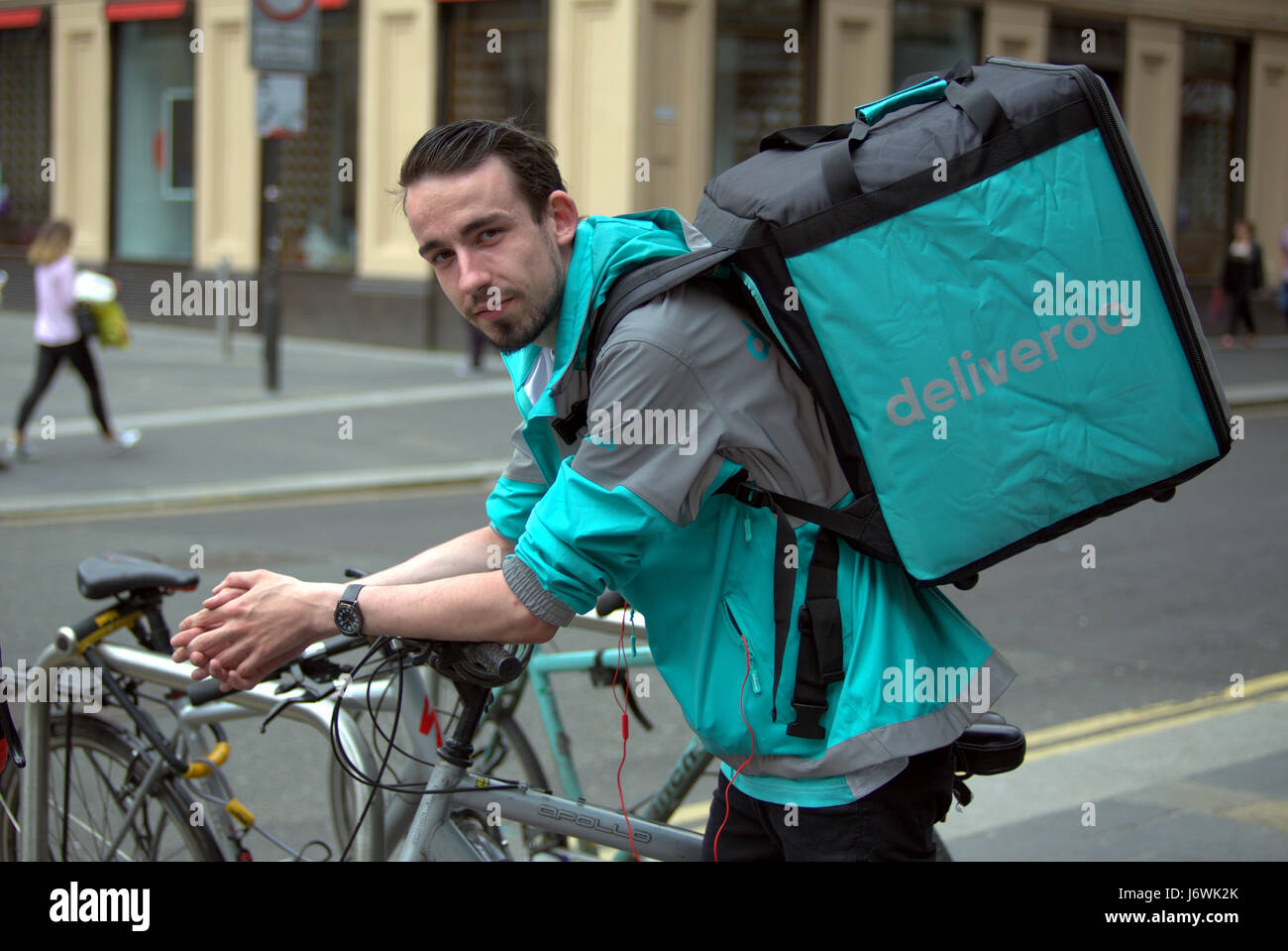 Noleggio bici Deliveroo consegna uomo dipendente Foto Stock