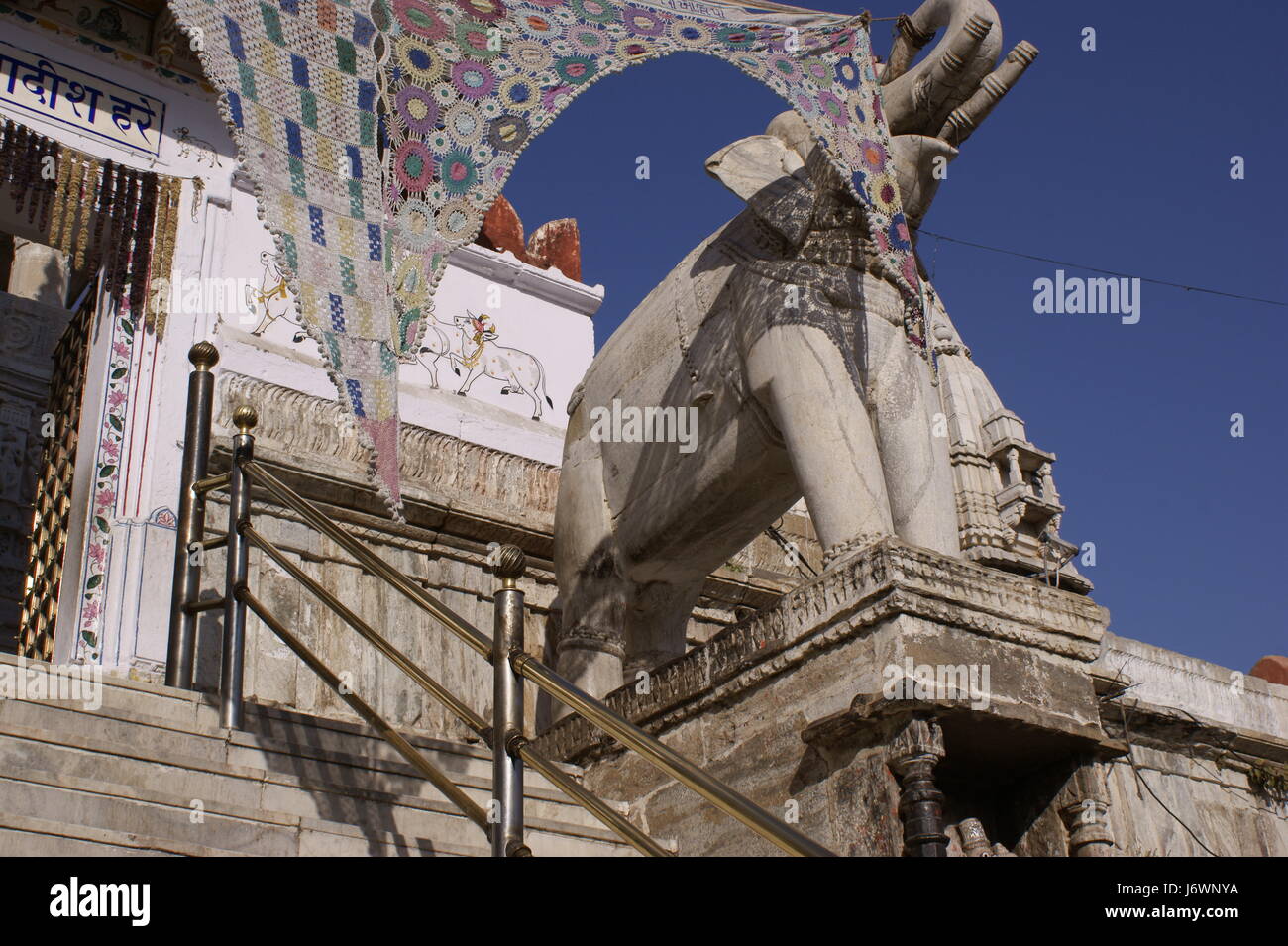 Statua di elefante all'entrata di Shri tempio jagdish in Udaipur Foto Stock