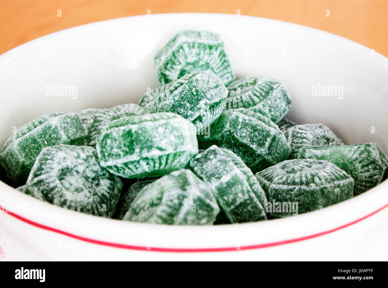 Caramelle alla menta fresca mentolo caduta di gocce di gocciolamento infiltrazioni sopping gocciolamenti cibo aliment Foto Stock