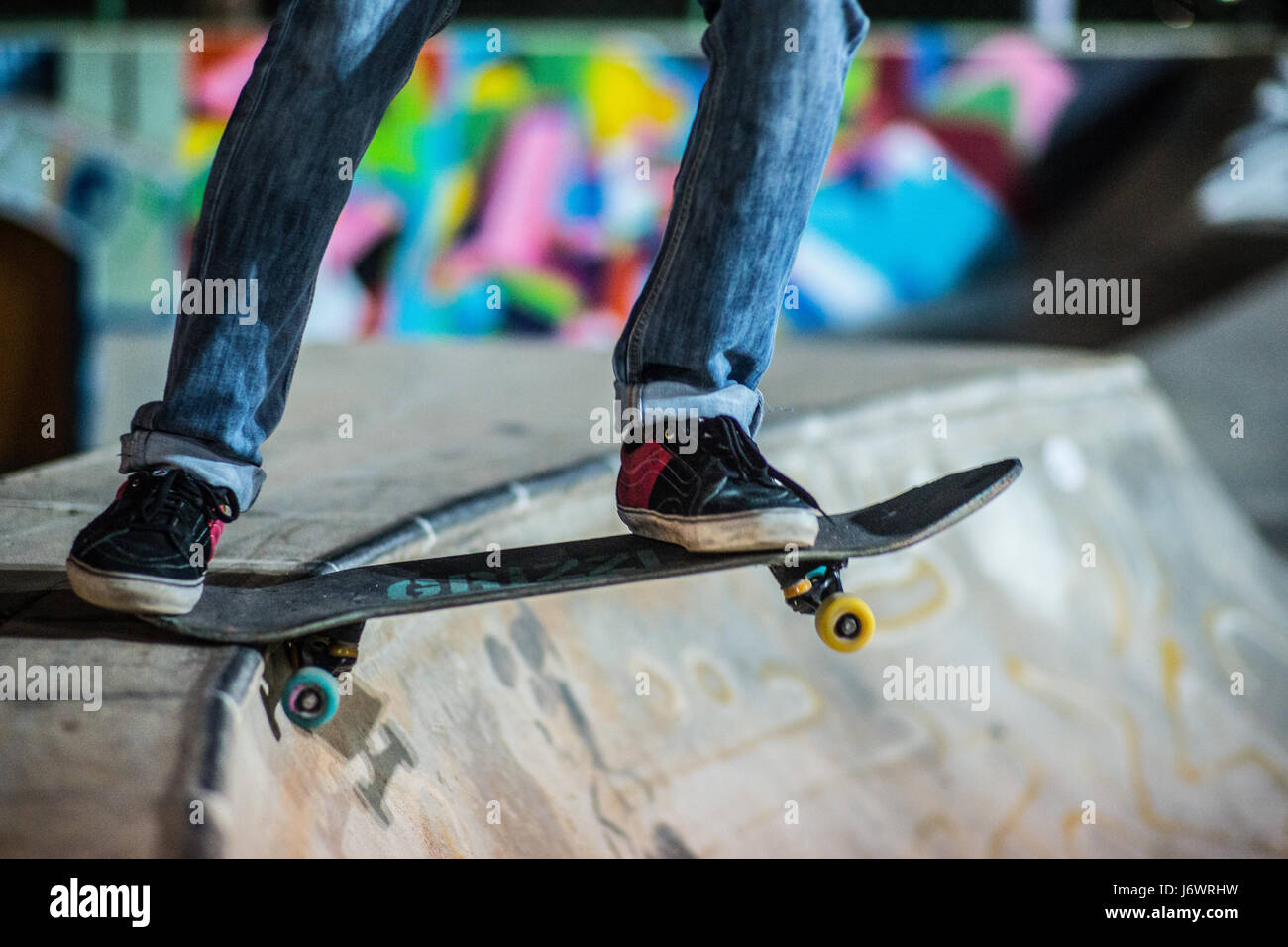 Primo piano di un guidatore di skateboard che cadono in una rampa. Foto Stock Primo piano di un guidatore di skateboard che cadono in una rampa. Foto Stock