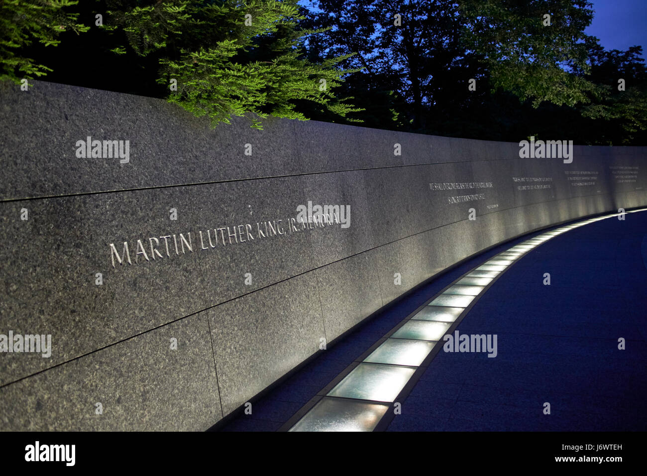 Parete di iscrizione a Martin Luther King jnr memorial al crepuscolo Washington DC USA Foto Stock