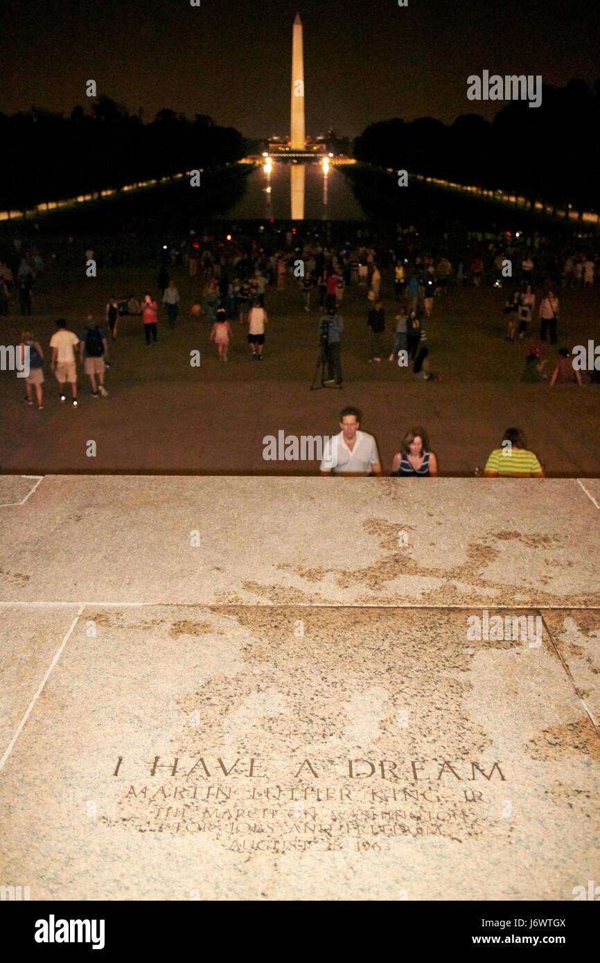 Guardando fuori del Lincoln Memorial dal posto di Martin Luther King io ho un sogno discorso di notte Washington DC USA Foto Stock