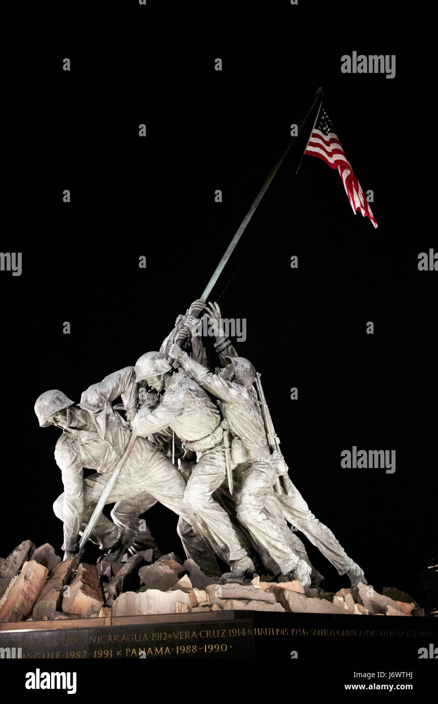 Il corpo della marina degli Stati Uniti di Iwo Jima Memorial statua di notte Washington DC USA Foto Stock
