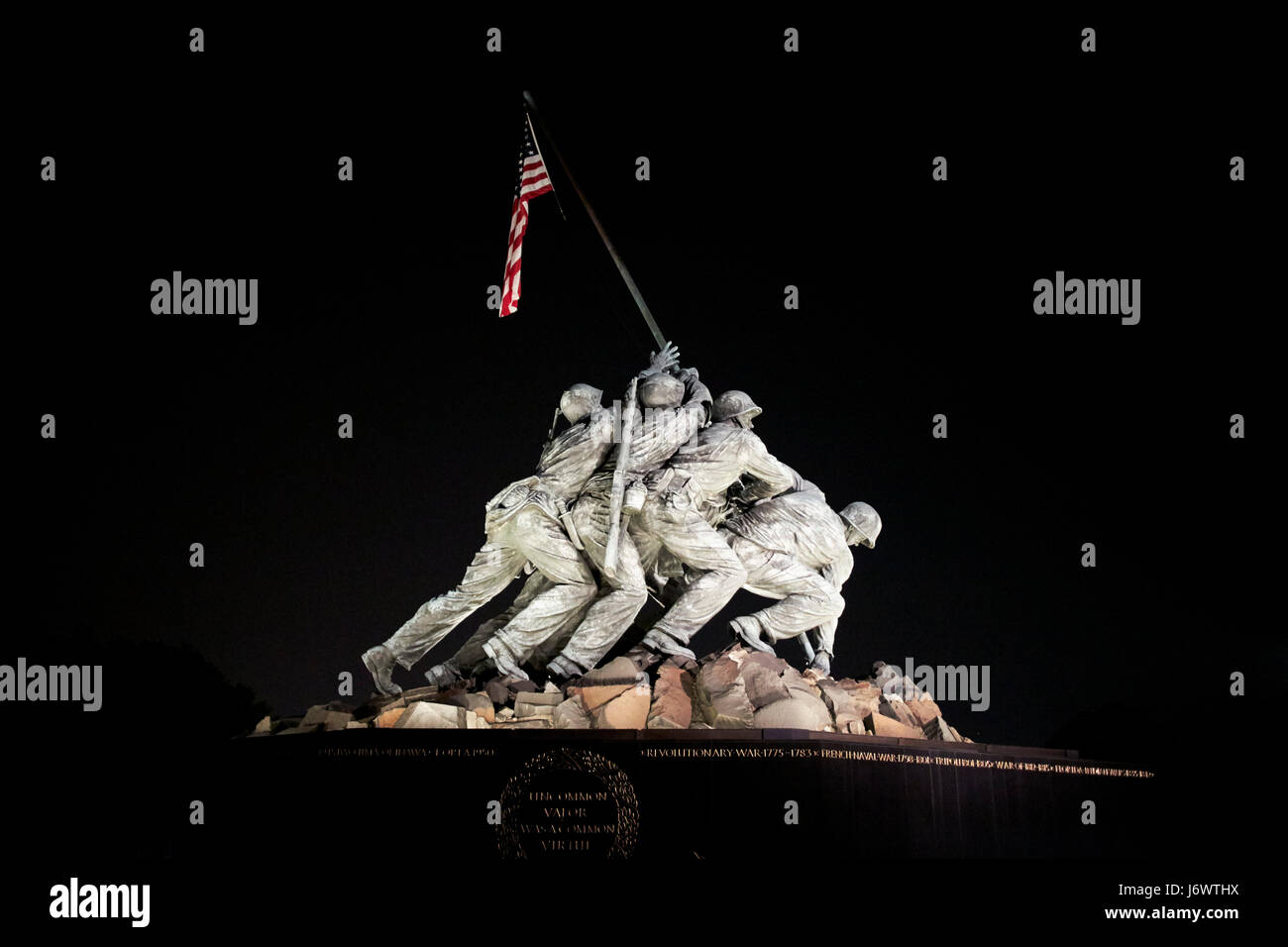 Il corpo della marina degli Stati Uniti di Iwo Jima Memorial statua di notte Washington DC USA Foto Stock