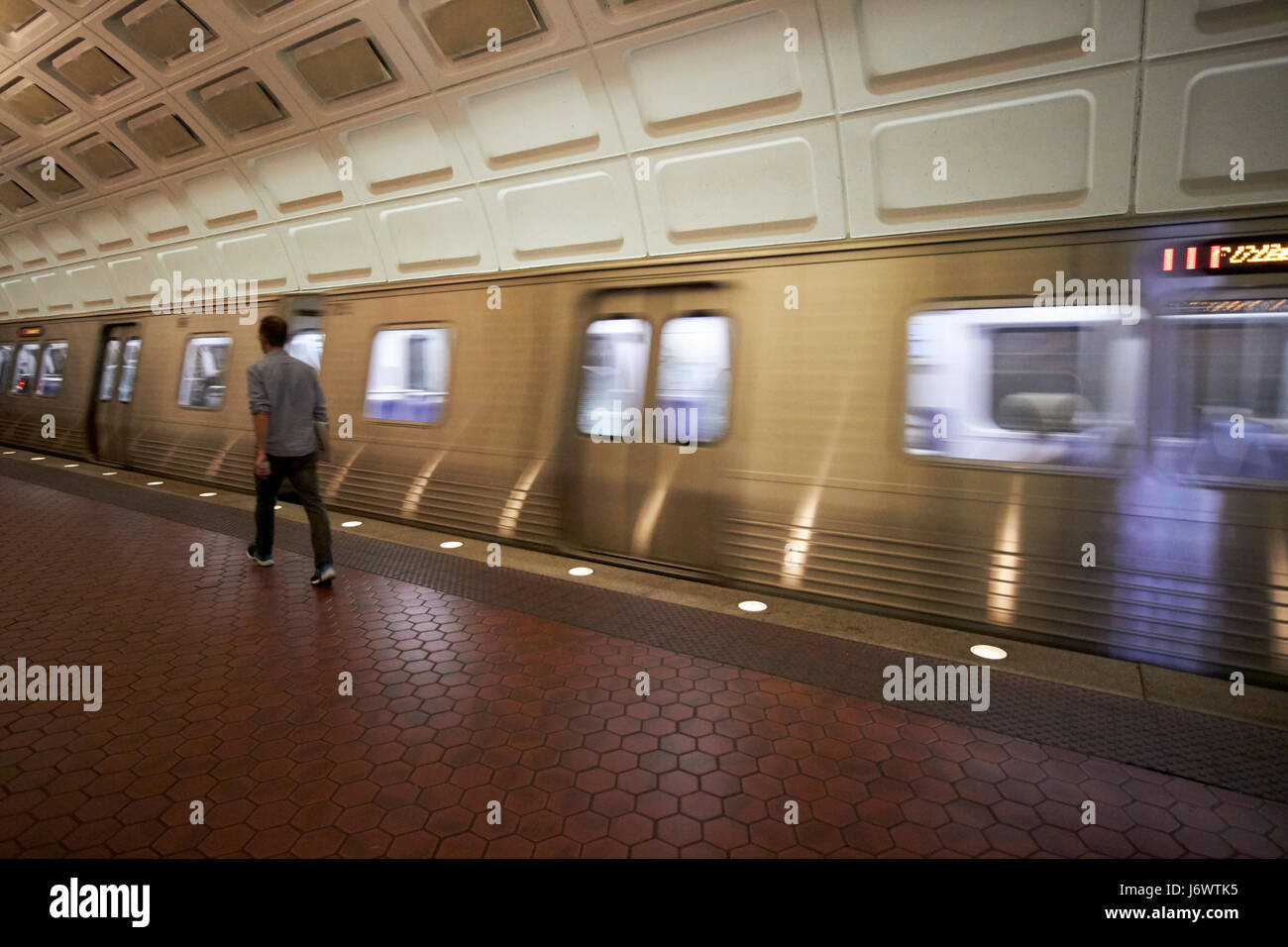 Spostando la serie 7000 stazione della metropolitana metropolitana sistema Washington DC USA la deliberata sfocatura del movimento Foto Stock