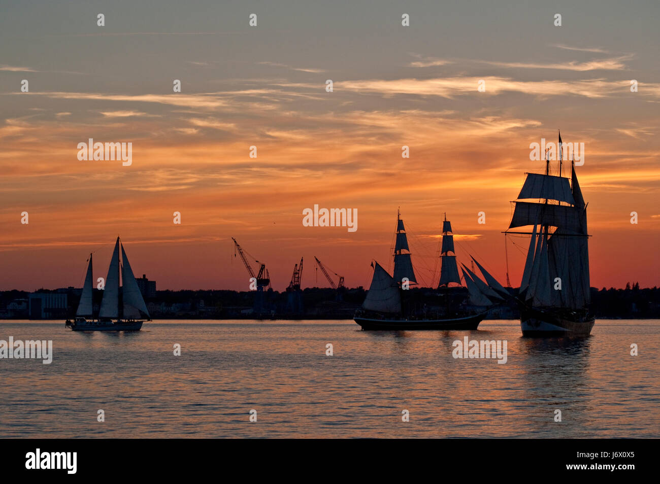 Barche a vela al tramonto Foto Stock